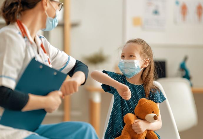 Doctor-And-Child-Wearing-Facemasks